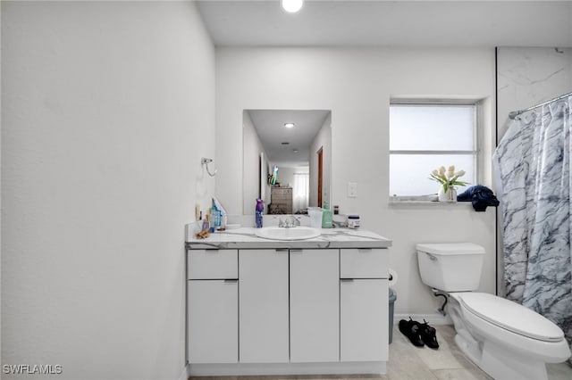 14260 Mcgregor Blvd, Fort Myers, FL 33919 - bathroom featuring vanity, toilet, baseboards, a shower with shower curtain, and recessed lighting