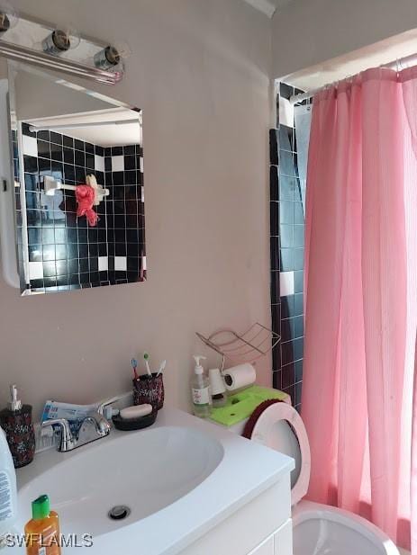 11421 Kimble Dr Unit 423, Fort Myers, FL 33908 - full bathroom with vanity, toilet, and a shower with shower curtain