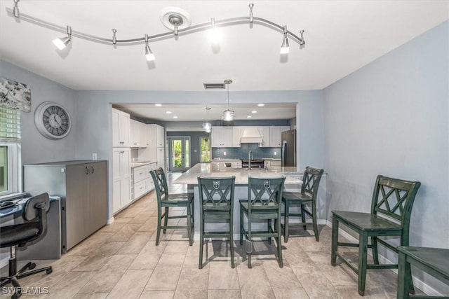 13951 Rod And Gun Club Rd, Fort Myers, FL 33913 - dining space featuring recessed lighting