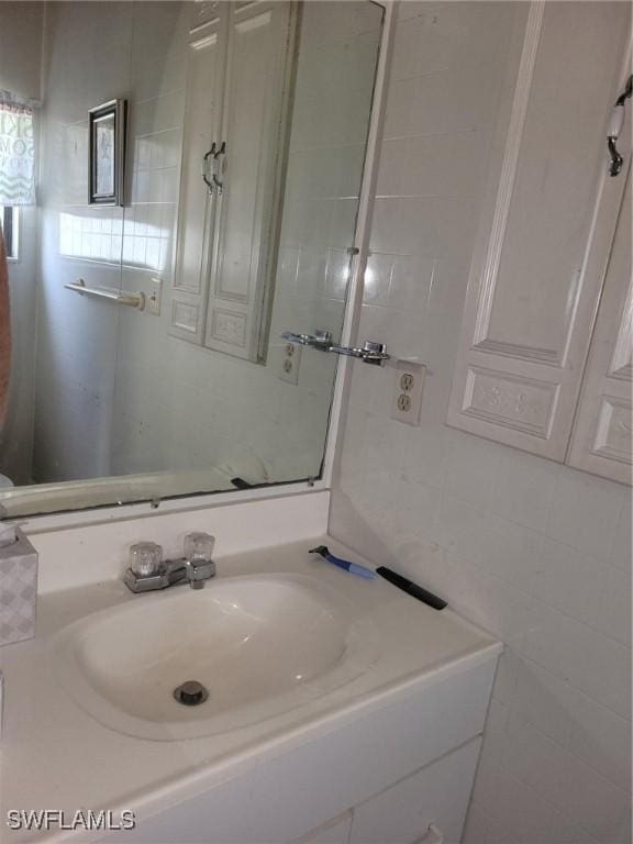 1104 Gulf St, Moore Haven, FL 33471 - bathroom with vanity