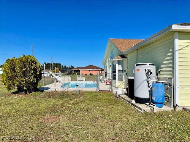 view of yard featuring a gate