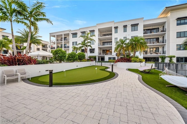 1115 Central Ave Unit 547, Naples, FL 34102 - surrounding community featuring a putting area