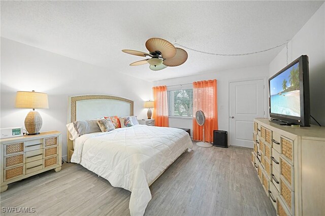 2 Pirates Ln Unit 24B, Punta Gorda, FL 33955 - bedroom featuring light wood-style flooring, a ceiling fan, and a textured ceiling