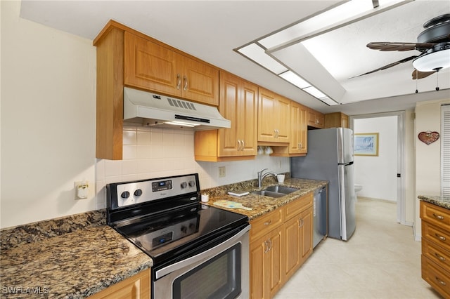 27771 Hacienda E Blvd Unit 223A, Bonita Springs, FL 34135 - kitchen featuring stainless steel appliances, under cabinet range hood, a sink, a ceiling fan, and dark stone countertops