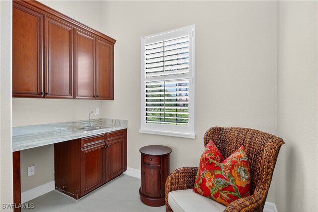 6528 Costa Cir, Naples, FL 34113 - indoor wet bar featuring baseboards