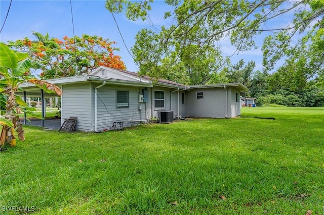 322 New York Dr, Fort Myers, FL 33905 - back of house featuring cooling unit and a lawn