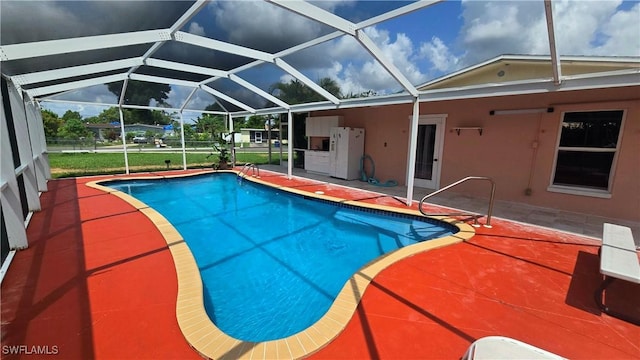 10 E Jersey Rd, Lehigh Acres, FL 33936 - swimming pool featuring a patio area and glass enclosure