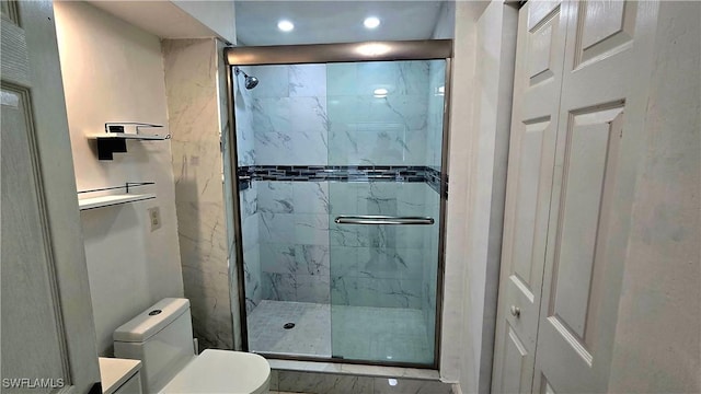 10 E Jersey Rd, Lehigh Acres, FL 33936 - bathroom with a marble finish shower, toilet, recessed lighting, and vanity