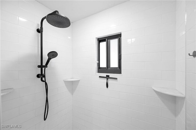 663 110th Ave N, Naples, FL 34108 - bathroom featuring a tile shower