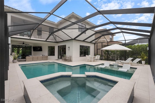 4083 Aspen Chase Dr, Naples, FL 34119 - view of swimming pool featuring outdoor lounge area, a ceiling fan, a patio, a pool with connected hot tub, and outdoor dining space