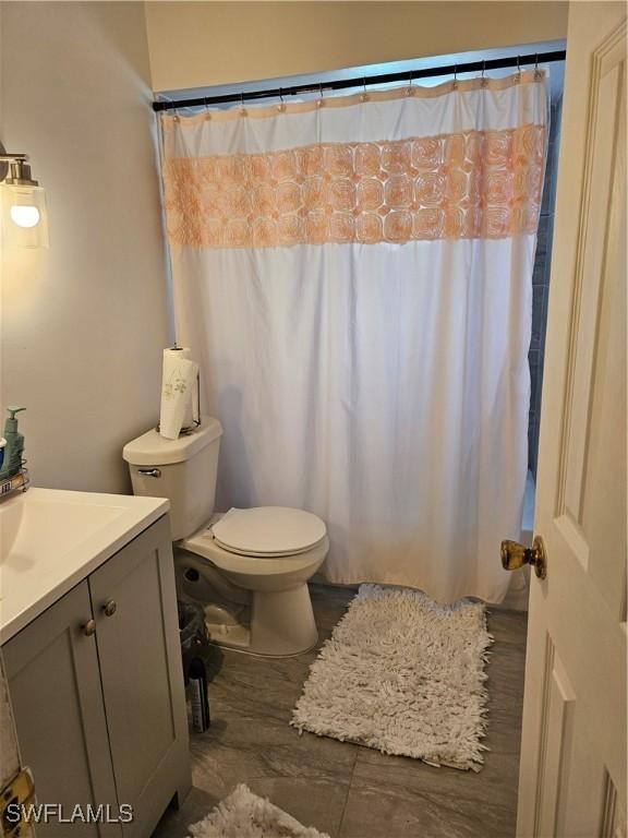 1112 Evanston St, Sebring, FL 33870 - full bathroom with vanity, toilet, and a shower with curtain