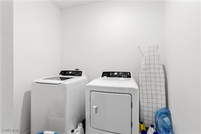4005 Cavassa Ct, North Fort Myers, FL 33917 - laundry area featuring independent washer and dryer