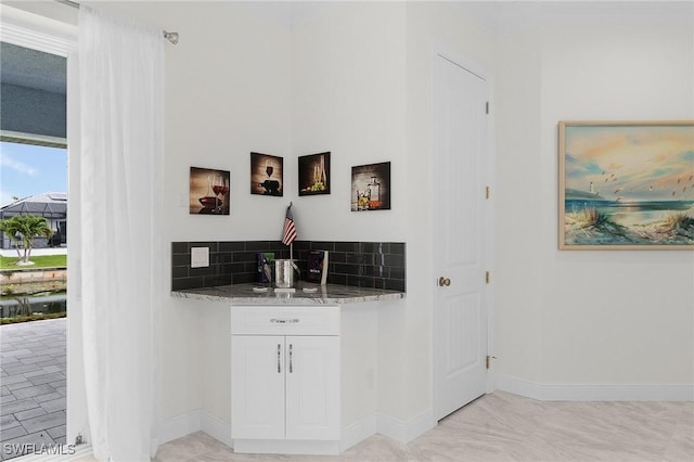 2228 SW 15th Ave, Cape Coral, FL 33991 - indoor wet bar with decorative backsplash and baseboards
