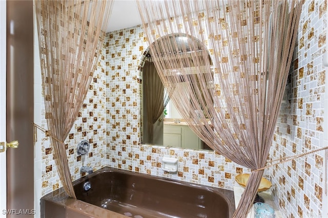 4210 SE 20th Pl Unit A8, Cape Coral, FL 33904 - bathroom featuring backsplash and a bath