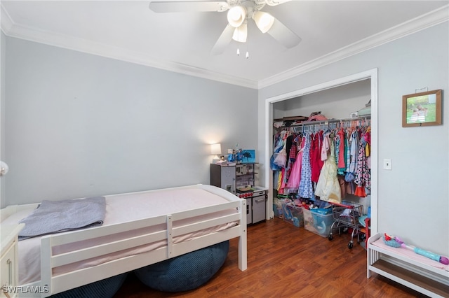 955 Hidden Terrace Rd, Naples, FL 34104 - bedroom with ornamental molding, a closet, wood finished floors, and ceiling fan