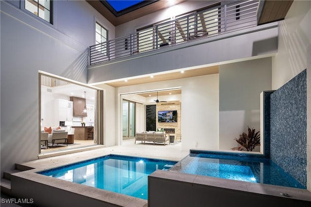 845 11th Ave S, Naples, FL 34102 - view of swimming pool featuring a patio, an outdoor living space, a pool with connected hot tub, and a ceiling fan