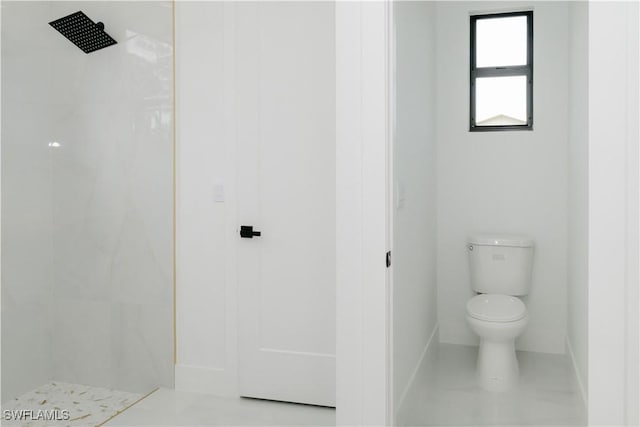718 Calvin Ave, Lehigh Acres, FL 33972 - full bathroom featuring a tile shower, toilet, baseboards, and tile patterned floors