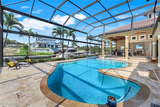 1658 Mcilvaine Ct, Marco Island, FL 34145 - view of pool featuring a patio, a pool with connected hot tub, and glass enclosure