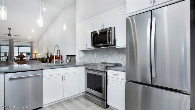 9640 Victoria Ln Unit C308, Naples, FL 34109 - kitchen with stainless steel appliances, a sink, backsplash, a peninsula, and vaulted ceiling