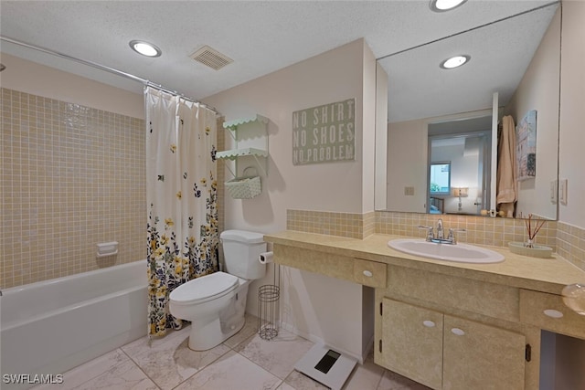 7400 College Pkwy Unit 61B, Fort Myers, FL 33907 - full bathroom featuring toilet, shower / bath combo, backsplash, vanity, and recessed lighting