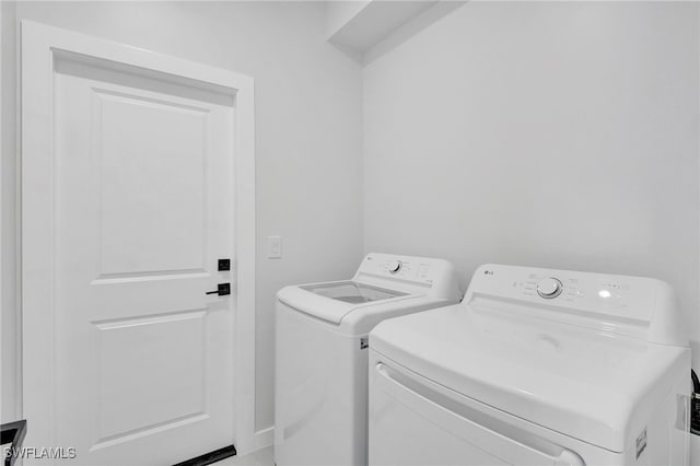 1072 Norton Ave S, Lehigh Acres, FL 33974 - laundry room featuring independent washer and dryer
