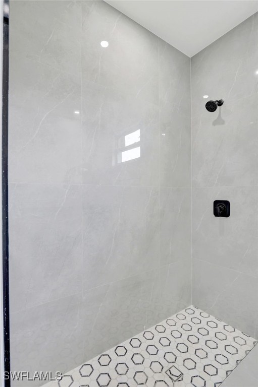 1072 Norton Ave S, Lehigh Acres, FL 33974 - full bathroom featuring tiled shower