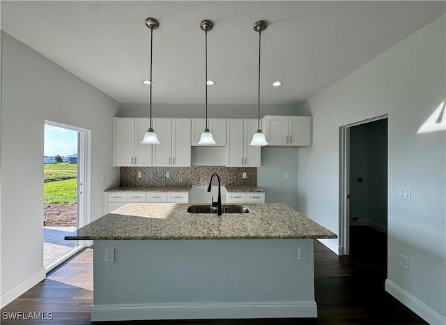 538 David Cir, Labelle, FL 33935 - kitchen featuring a sink, baseboards, a center island with sink, white cabinets, and recessed lighting