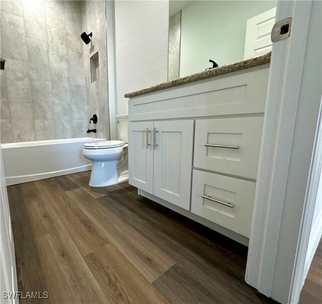 538 David Cir, Labelle, FL 33935 - full bathroom featuring toilet, vanity, wood finished floors, and shower / tub combination