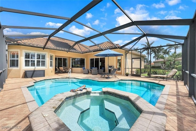 10026 Lions Bay Ct, Naples, FL 34120 - view of pool featuring a pool with connected hot tub, outdoor lounge area, and a patio area