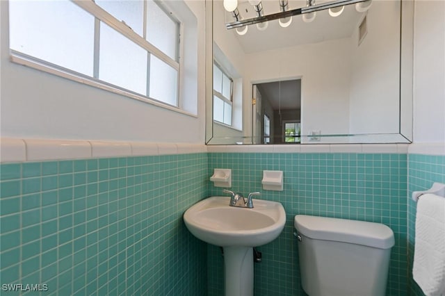 3018 Sunset Rd, Fort Myers, FL 33901 - bathroom featuring a wainscoted wall and tile walls