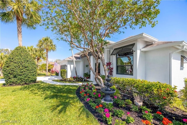 520 Raven Way, Naples, FL 34110 - view of front facade featuring stucco siding and a front yard