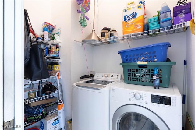 866 Carbon St E, Lehigh Acres, FL 33974 - laundry area with washing machine and dryer