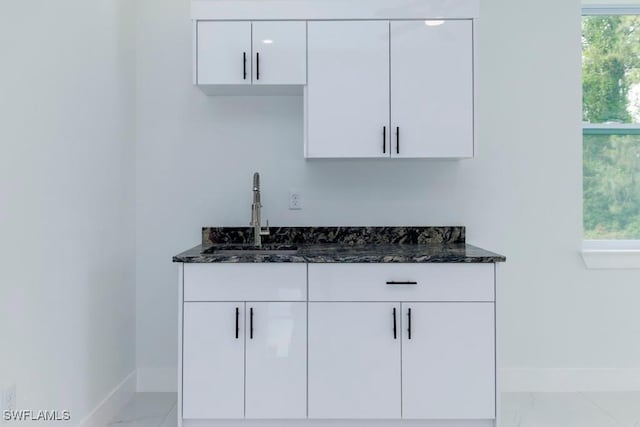 2501 26th St W, Lehigh Acres, FL 33971 - indoor wet bar featuring baseboards