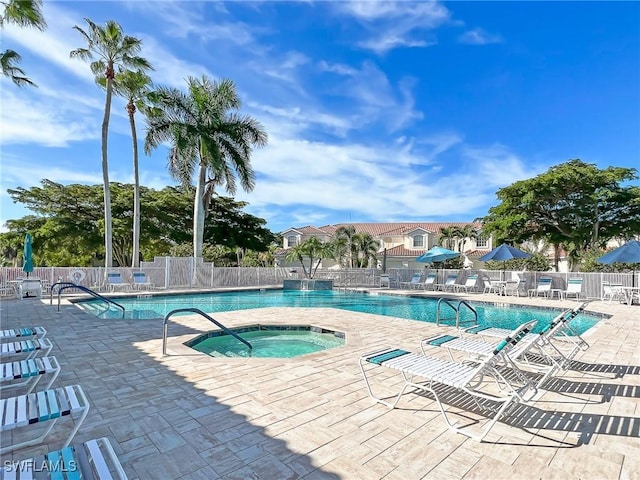 15054 Tamarind Cay Ct Unit 706, Fort Myers, FL 33908 - community pool featuring a community hot tub and a patio area