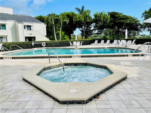 3052 Kings Lake Blvd Unit 7554, Naples, FL 34112 - community pool with a community hot tub and a patio area