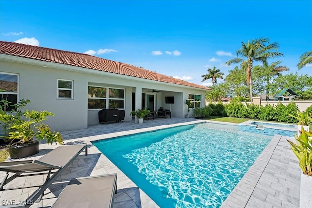 10581 Woodchuck Ln, Bonita Springs, FL 34135 - view of swimming pool featuring ceiling fan, a patio, and a pool with connected hot tub