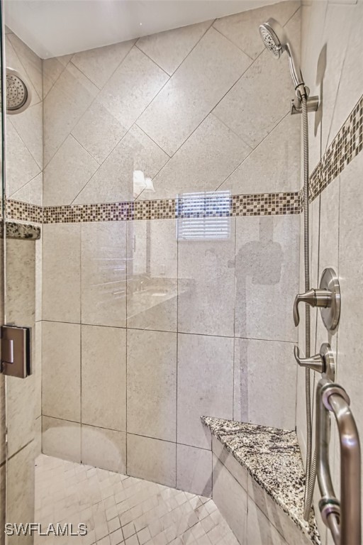 10058 Pacific Pines Ave, Fort Myers, FL 33966 - bathroom with tiled shower