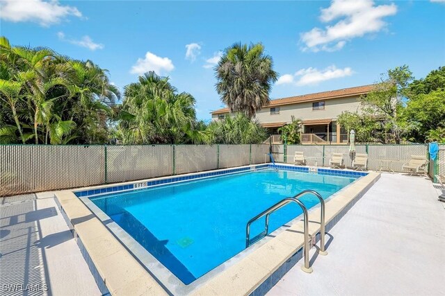 13532 Siesta Pines Ct Unit 5, Fort Myers, FL 33908 - community pool with a patio
