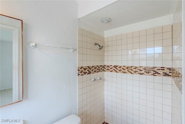 2414 Braman Ave, Fort Myers, FL 33901 - bathroom featuring a tile shower