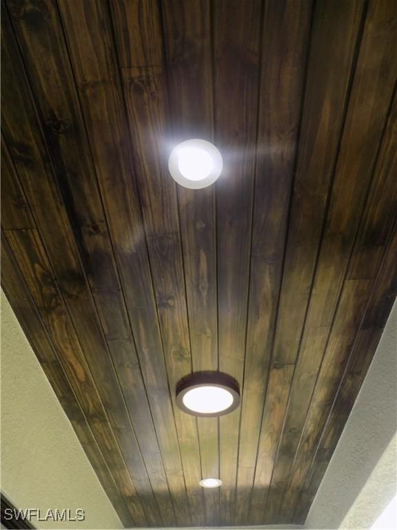 2924 Dunbar Ave, Fort Myers, FL 33916 - detailed view of wood ceiling and a textured wall