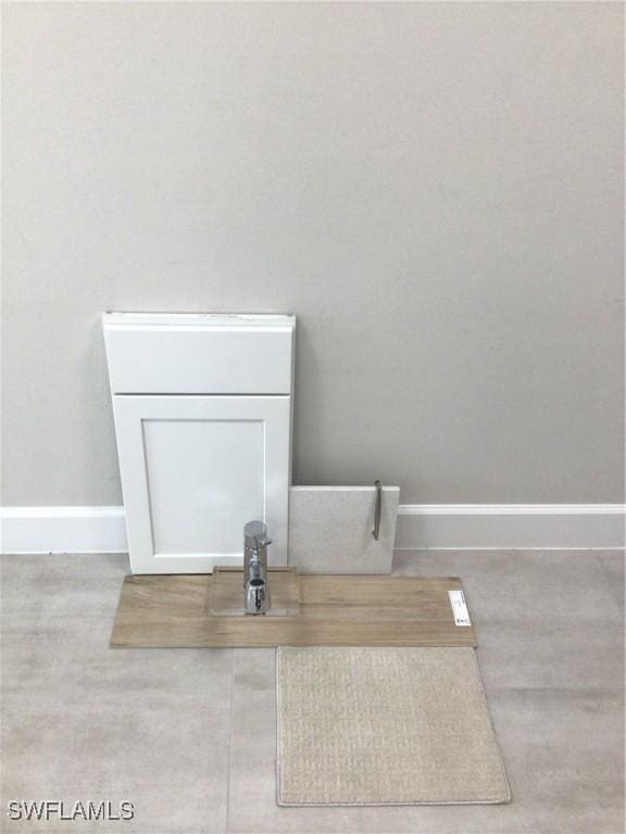 6992 Chapel Creek Ln, North Fort Myers, FL 33917 - detailed view of baseboards