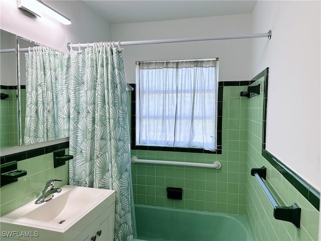 4360 Deleon St, Fort Myers, FL 33901 - full bathroom featuring shower / tub combo and vanity