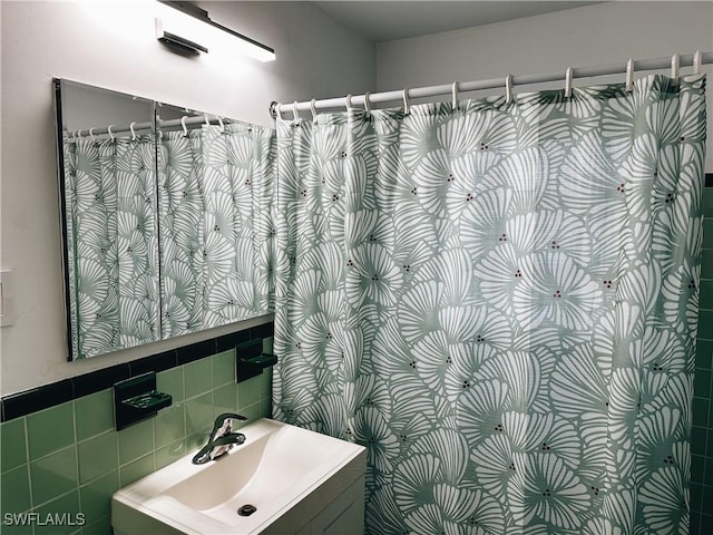 4360 Deleon St, Fort Myers, FL 33901 - bathroom with tile walls and vanity