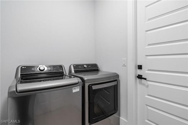 301 NW 36th Ave, Cape Coral, FL 33993 - laundry area featuring independent washer and dryer