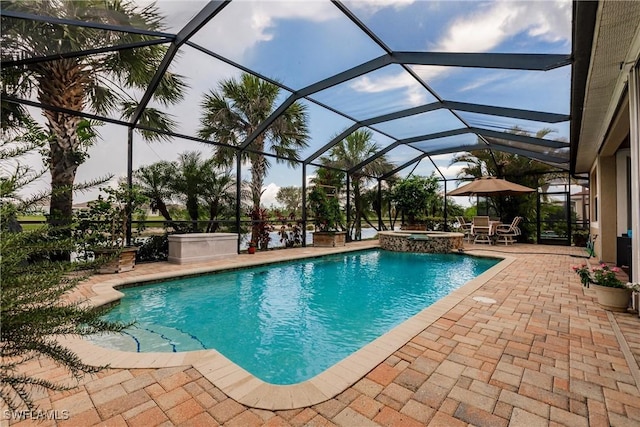 3260 Magnolia Landing Ln, North Fort Myers, FL 33917 - view of swimming pool featuring a patio, a pool with connected hot tub, and a lanai