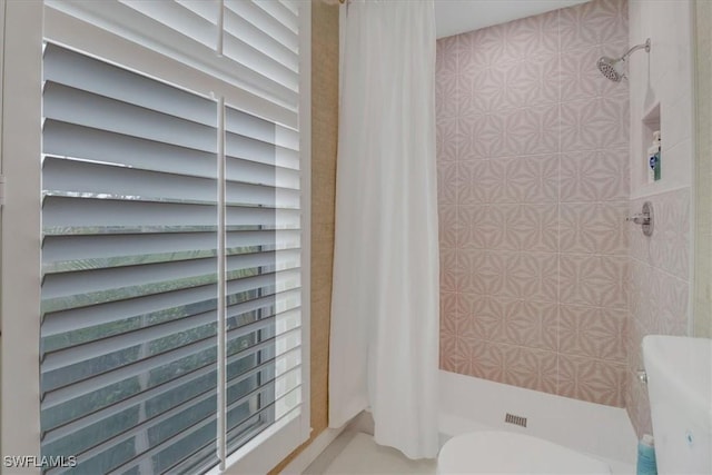 701 Harbour Dr, Naples, FL 34103 - bathroom featuring toilet and tiled shower