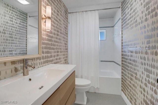 701 Harbour Dr, Naples, FL 34103 - full bath featuring vanity, shower / bathtub combination with curtain, and wallpapered walls