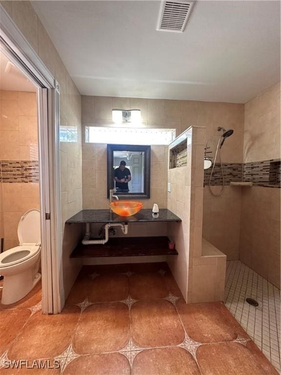 914 Avery St E, Lehigh Acres, FL 33974 - full bath featuring tile walls, a tile shower, and tile patterned flooring
