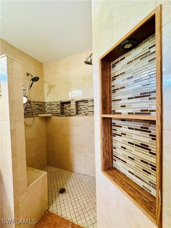 914 Avery St E, Lehigh Acres, FL 33974 - full bathroom with a tile shower