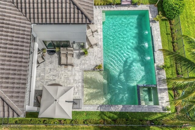 4692 Kensington Cir, Naples, FL 34119 - aerial view of a pool